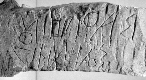 Piccola stele di pietra leccese da Nardò (prima metà  VI-prima metà V sec. a.C.)
